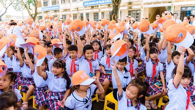 Các em học sinh Trường tiểu học Tân Lý Đông, xã Tân Hương, tỉnh Đồng Tháp vui mừng khi nhận được quà. (Ảnh: Ban tổ chức)