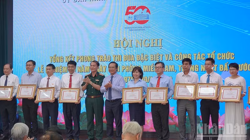 Trao Bằng khen của Chủ tịch Ủy ban nhân dân Thành phố Hồ Chí Minh cho các tập thể có thành tích xuất sắc trong Phong trào thi đua sáng tạo đặc biệt. (Ảnh: MẠNH HẢO)