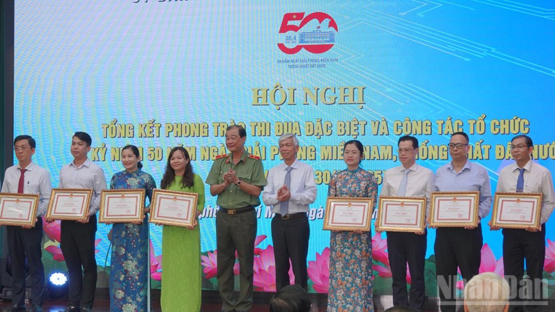 Trao Bằng khen của Chủ tịch Ủy ban nhân dân Thành phố Hồ Chí Minh cho các tập thể có thành tích xuất sắc trong Phong trào thi đua sáng tạo đặc biệt. (Ảnh: MẠNH HẢO) ndo_br_dsc01365.jpg