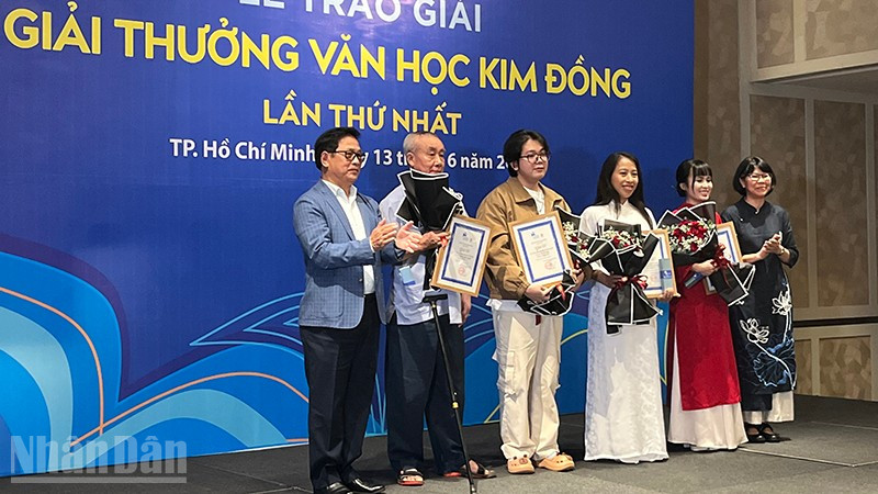 Các tác giả đoạt Giải Tư Giải thưởng Văn học Kim Đồng lần thứ nhất. ndo_bl_img-0741.jpg