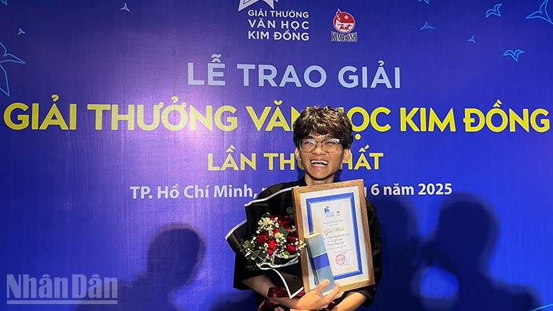 Tác giải Giai Du rất bất ngờ và hạnh phúc khi đoạt Giải Nhất Giải thưởng Văn học Kim Đồng lần thứ nhất. ndo_bl_img-0810.jpg