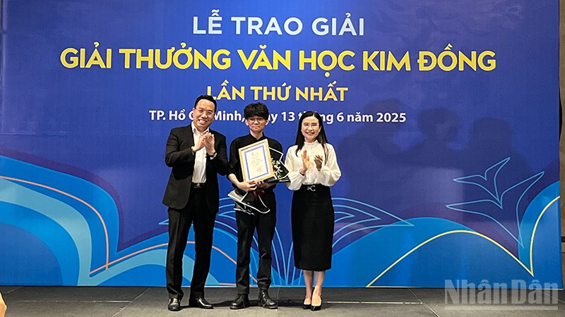 Trao Giải Nhất cho tác giải Giai Du với tác phẩm "Nên làm gì khi trời nổi gió". (Ảnh: MẠNH HẢO)