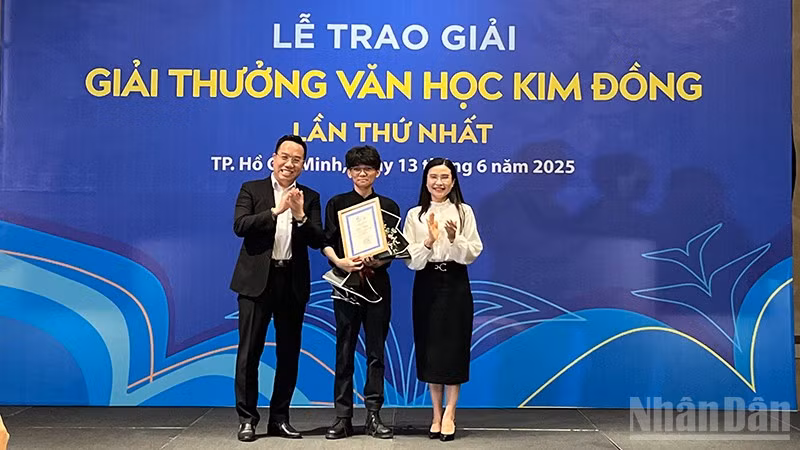 Trao Giải Nhất cho tác giải Giai Du với tác phẩm "Nên làm gì khi trời nổi gió". (Ảnh: MẠNH HẢO)