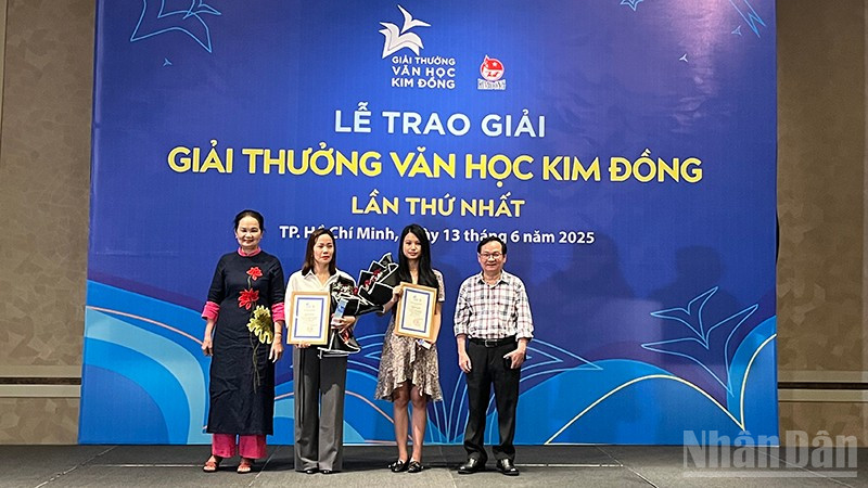 Trao Giải Ba cho các tác giả đoạt giải. ndo_br_img-0766.jpg