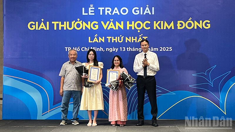 Trao Giải Nhì cho các tác giả đoạt giải. ndo_br_img-0773.jpg