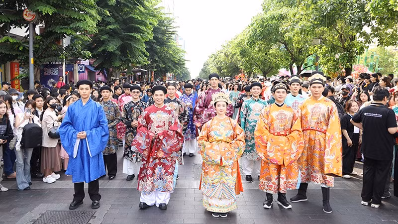 Diễu hành Áo dài tại Lễ hội Áo dài Thành phố Hồ Chí Minh lần thứ 11, năm 2025. (Ảnh: LINH BẢO)