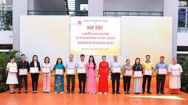 Đảng ủy phường Đức Nhuận tuyên dương điển hình Dân vận khéo năm 2025. (Ảnh: Phạm Hương)