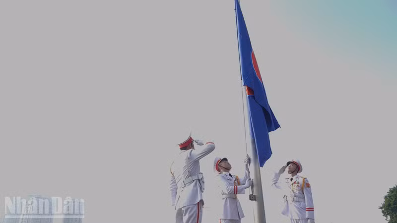 Đội cờ thực hiện nghi thức thượng cờ ASEAN. (Ảnh: MẠNH HẢO)