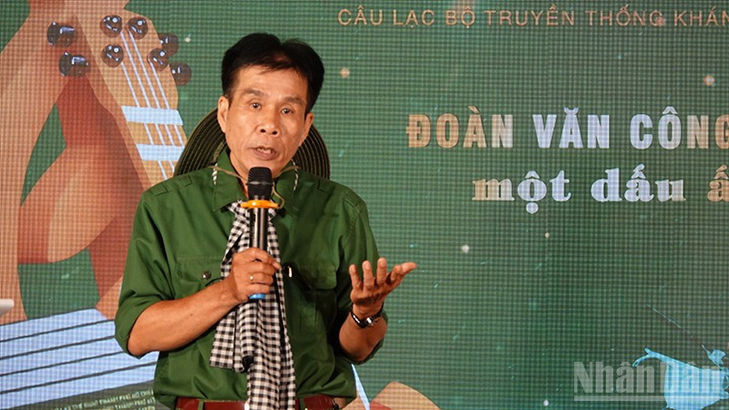 Nhà thơ Lê Minh Quốc giới thiệu nội dung cuốn sách "Đoàn Văn công Giải phóng R - Một dấu ấn lịch sử" tại chương trình. (Ảnh: MẠNH HẢO) ndo_br_dsc00421.jpg