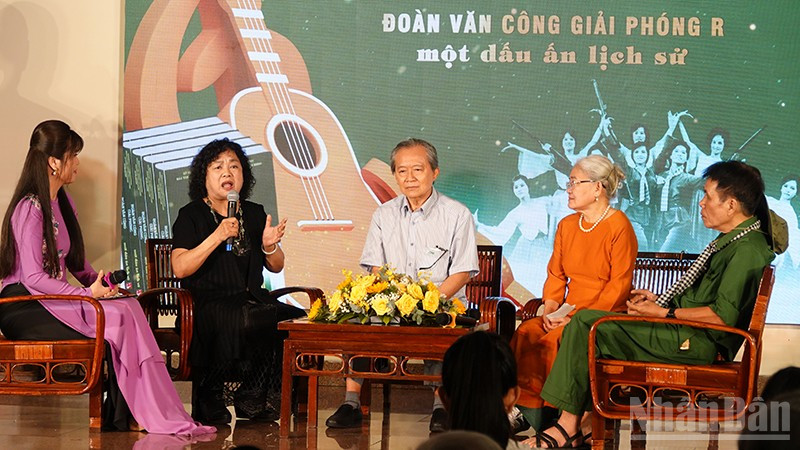 Giao lưu với các nhân chứng lịch sử, các nghệ sĩ từng hoạt động trong Đoàn Văn công Giải phóng. (Ảnh: MẠNH HẢO)