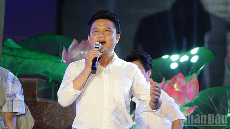 Nghệ sĩ ưu tú Phạm Thế Vĩ biểu diễn trong chương trình. (Ảnh: MẠNH HẢO) ndo_br_dsc00833.jpg