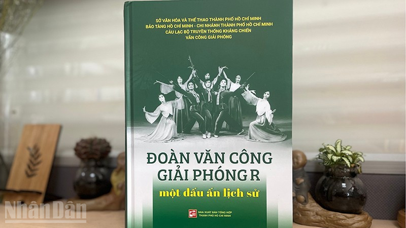Bìa cuốn sách "Đoàn Văn công Giải phóng R - Một dấu ấn lịch sử". (Ảnh: MẠNH HẢO) ndo_bl_img-0058.jpg