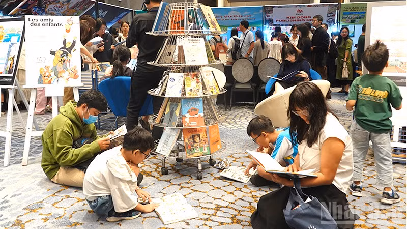 Độc giả nhỏ tuổi khám phá thế giới truyện tranh tại Liên hoan truyện tranh Pháp ngữ lần thứ nhất. (Ảnh: Linh Bảo)