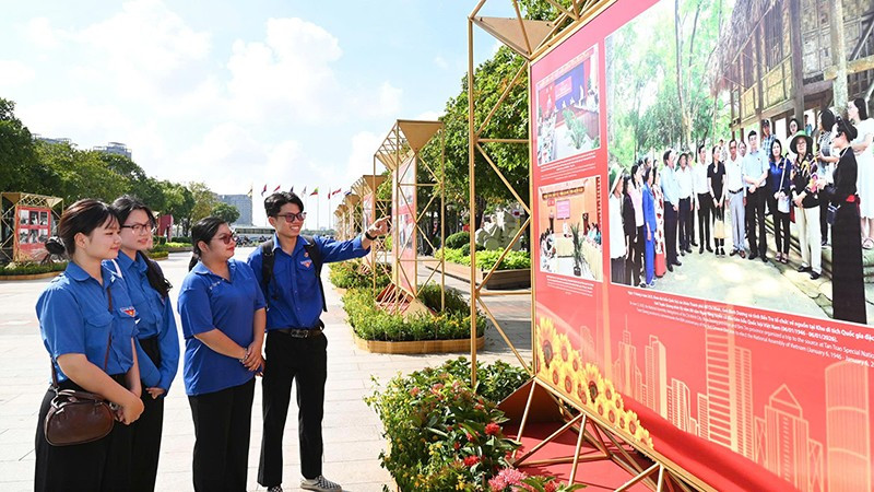 Nhiều bạn trẻ tham quan triển lãm sáng nay. (Ảnh: QUỐC THANH) z6881954380026-4aeb3e60852d9b6e36aed7d528d8aa29.jpg