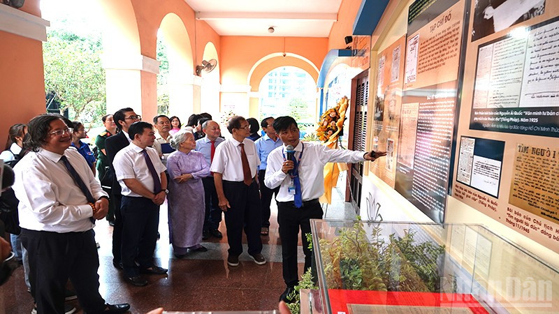 Các đại biểu tham quan trưng bày. (Ảnh: MẠNH HẢO) ndo_br_dsc02573-copy.jpg