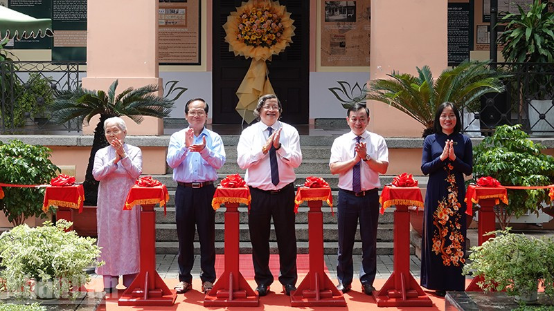 Các đại biểu thực hiện nghi thức cắt băng khai mạc trưng bày. (Ảnh: MẠNH HẢO)