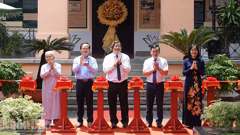 Các đại biểu thực hiện nghi thức cắt băng khai mạc trưng bày. (Ảnh: MẠNH HẢO)