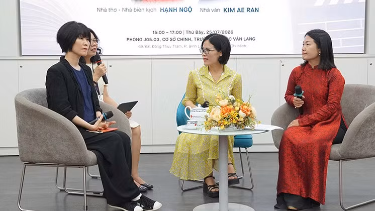 Hai khách mời trong buổi tọa đàm. (Ảnh: Ban tổ chức)