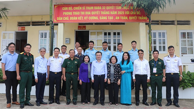 Đồng chí Nguyễn Thanh Nghị, Phó Bí thư Thường trực Thành ủy Thành phố Hồ Chí Minh cùng các đại biểu đến thăm và chụp ảnh lưu niệm với các cán bộ, chiến sĩ trạm Ra đa 32 (ảnh Ban tổ chức). z6843087927199-03ea7a007140662bca91d95dd57632a7.jpg