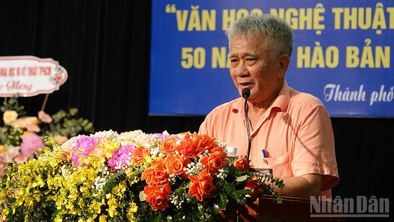 Chủ tịch Hội Nghệ sĩ Múa Thành phố Hồ Chí Minh Lê Nguyên Hiều trình bày tham luận tại hội thảo. ndo_br_dsc03486.jpg