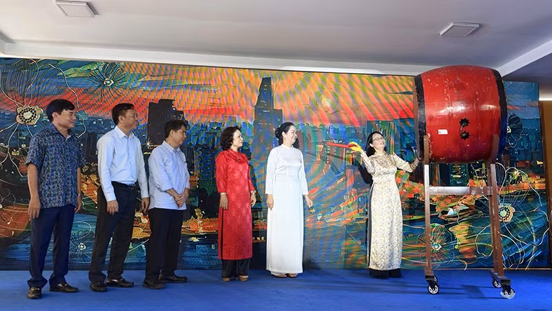 Bà Trần Thị Diệu Thúy, Phó Chủ tịch Ủy ban nhân dân Thành phố Hồ Chí Minh đánh trống khai mạc Ngày thơ Việt Nam năm 2026 tại Thành phố Hồ Chí Minh. (Ảnh: Minh Hòa).