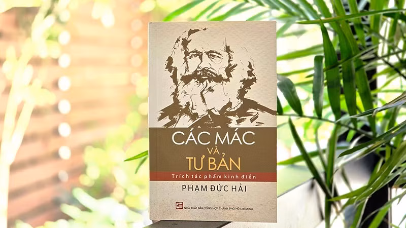 Bìa tác phẩm "Các Mác và Tư bản-Trích tác phẩm kinh điển" của tác giả Phạm Đức Hải. (Ảnh: Quỳnh My)