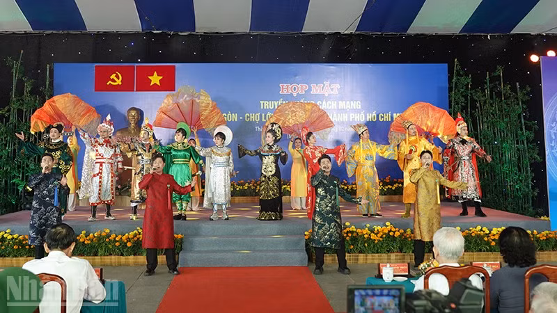 Chương trình sân khấu hóa kỷ niệm ngày họp mặt truyền thống cách mạng Sài Gòn-Chợ Lớn-Gia Định-Thành phố Hồ Chí Minh năm 2026. (Ảnh: Linh Bảo)