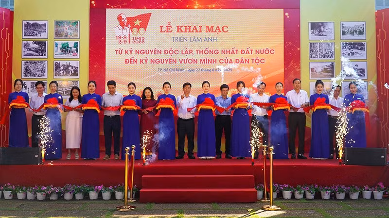 Các đại biểu thực hiện nghi thức cắt băng khai mạc triển lãm. (Ảnh: Đình Nam)