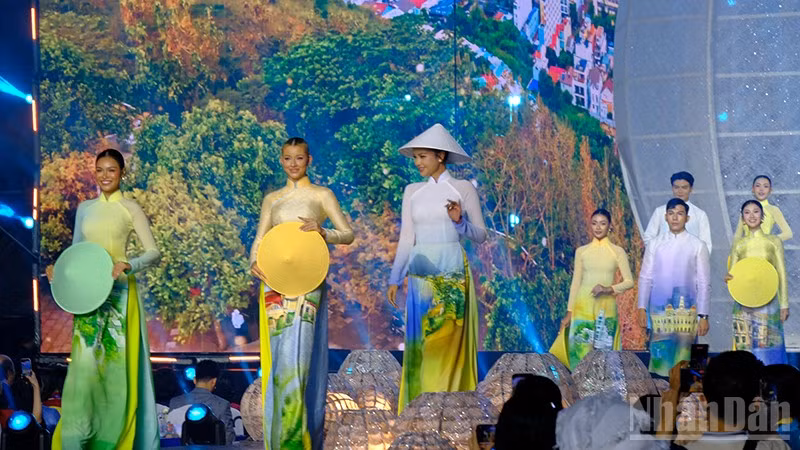 Các người mẫu trình diễn tại chương trình khai mạc Lễ hội Áo dài Thành phố Hồ Chí Minh lần thứ 12. (Ảnh: Thế Anh)