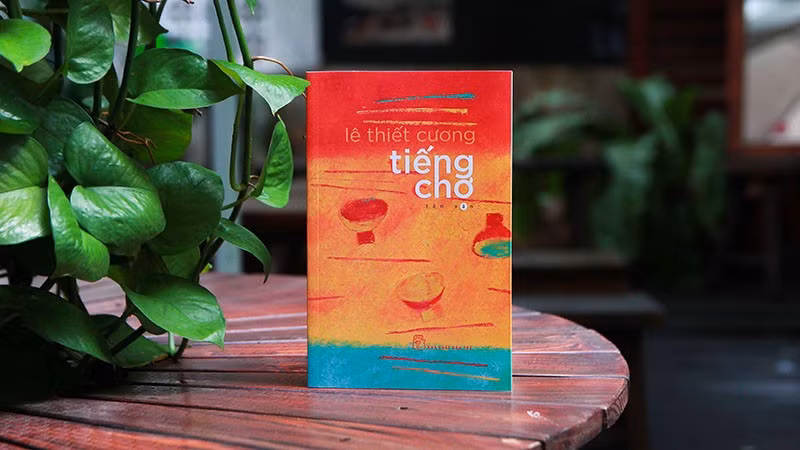 Bìa cuốn tản văn Tiếng chợ của họa sĩ Lê Thiết Cương. (Ảnh: Nhà xuất bản Trẻ)