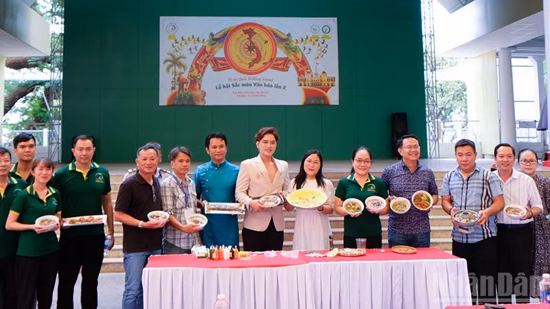 Các đại biểu tại buổi lễ khai mạc. (Ảnh: Thế Anh)