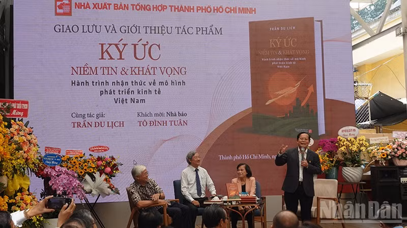 Quang cảnh buổi giao lưu, giới thiệu tác phẩm "Ký ức-niềm tin và khát vọng" của Tiến sĩ Trần Du Lịch.(Ảnh: Linh Bảo)
