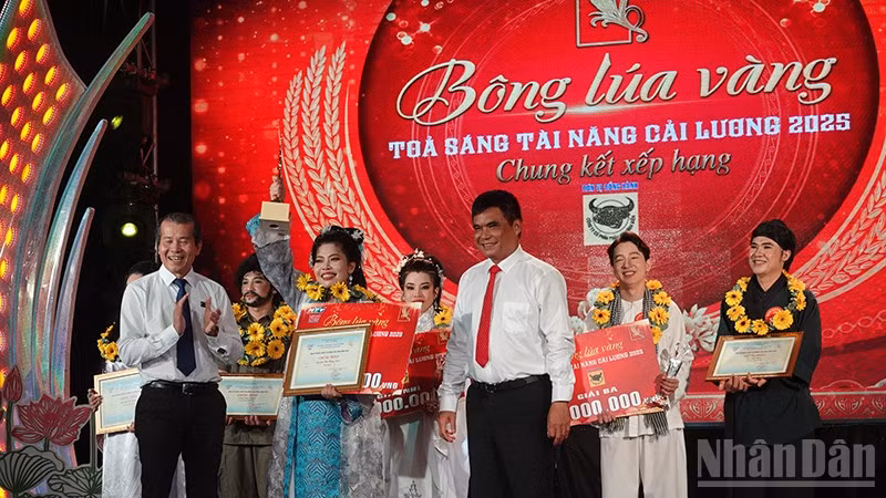 Trao giải Nhất cho thí sinh Nguyễn Thị Hồng Toán (An Giang). (Ảnh: LINH BẢO)