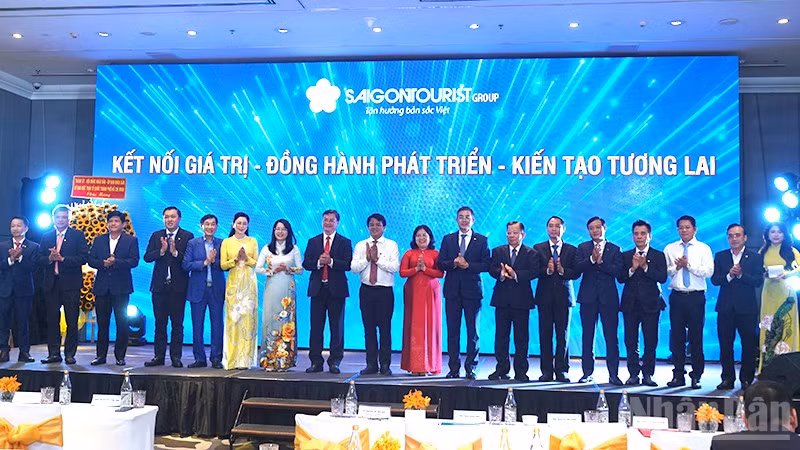 Các đại biểu chụp ảnh lưu niệm sau chương trình. (Ảnh: LINH BẢO).