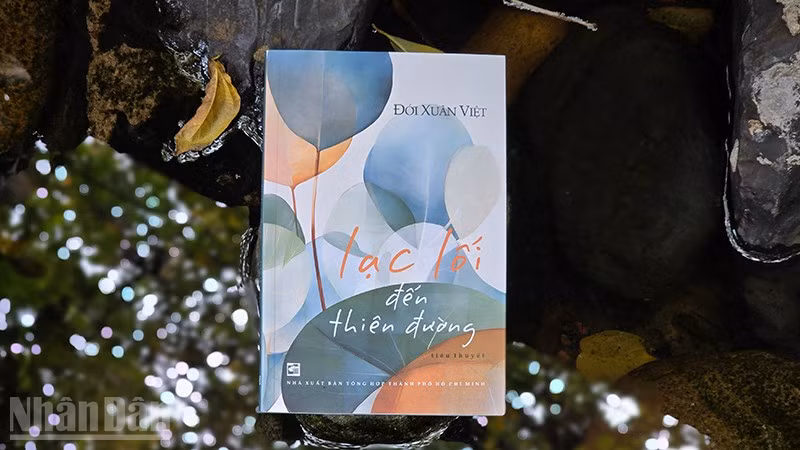 Bìa tác phẩm "Lạc lối đến thiên đường" của nhà văn Đới Xuân Việt. (Ảnh: MẠNH HẢO)