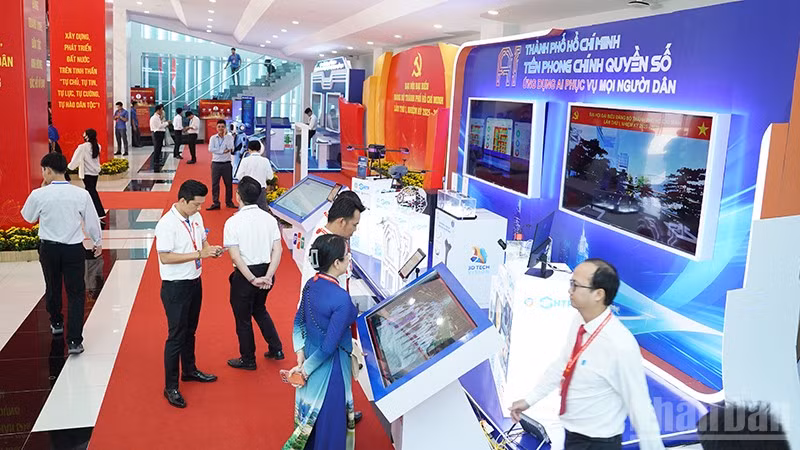 Không gian triển lãm sản phẩm công nghệ tại Học viện cán bộ Thành phố Hồ Chí Minh. (Ảnh: THẾ ANH)