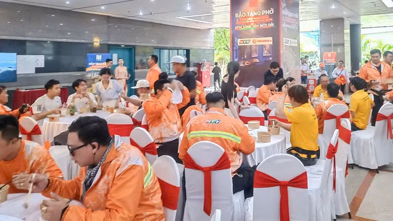 Đoàn đua xe đạp tranh Cúp Truyền hình Thành phố Hồ Chí Minh thưởng thức món phở. (Ảnh: Ban tổ chức).