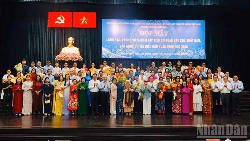 Các đại biểu chụp ảnh lưu niệm với lãnh đạo Thành phố Hồ Chí Minh. (Ảnh: Linh Bảo)