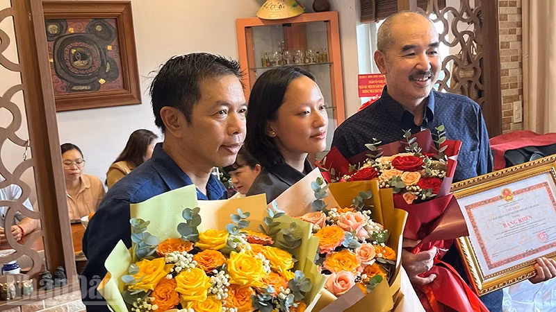 Đạo diễn Bùi Thạch Chuyên ( bìa phải) cùng hai diễn viên Thái Hòa và Hồ Thu Anh (Ảnh: Linh Bảo).