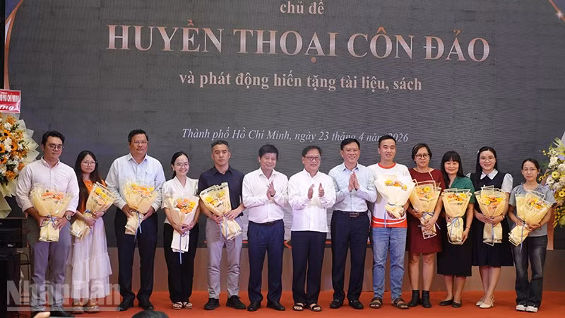 Ban tổ chức tặng hoa cho các đơn vị, cá nhân tặng sách cho Tủ sách cộng đồng tại đặc khu Côn Đảo. (Ảnh: LINH BẢO)