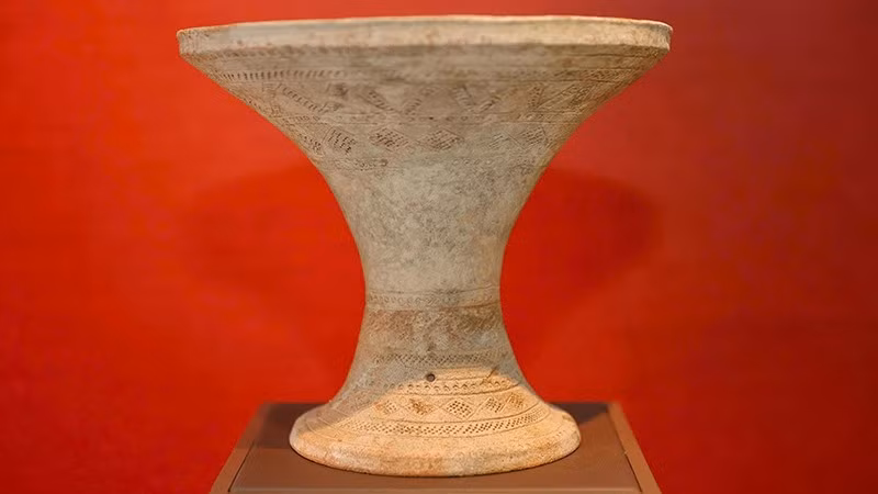 Hiện vật Bát bồng gốm văn hóa Hoa Lộc. (Ảnh: Bảo tàng gốm thời dựng nước)