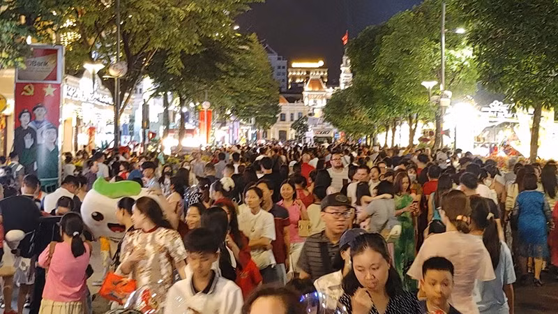 Người dân tập trung rất đông trên đường đi bộ Nguyễn Huệ. (Ảnh: LONG HỮU).