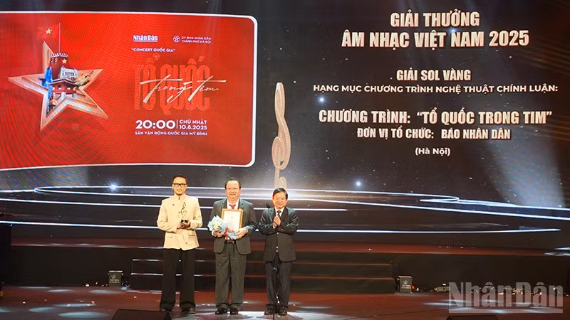Đại diện Báo Nhân Dân nhận Giải Sol Vàng hạng mục Chương trình nghệ thuật chính luận năm 2025 cho chương trình Concert "Tổ quốc trong tim". (Ảnh: Linh Bảo)