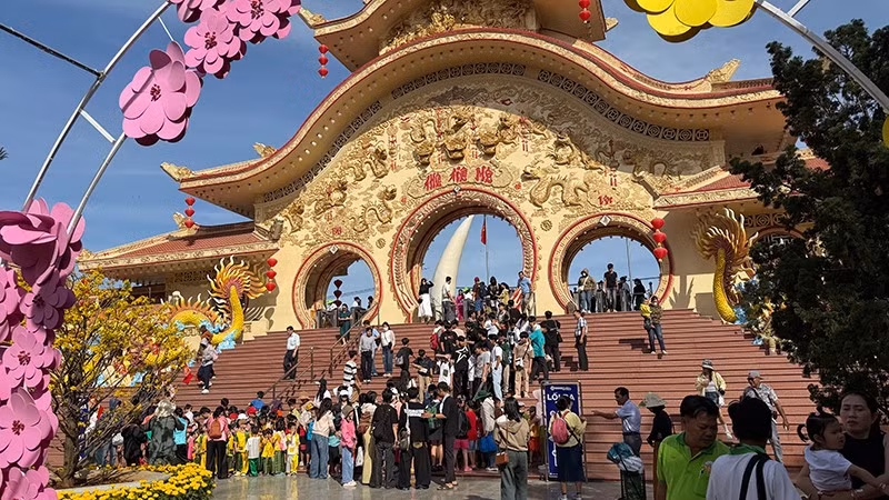 Khách tham quan xếp hàng vào cổng Suối Tiên trong dịp Tết Bính Ngọ 2026. (Ảnh: Thương Lê)