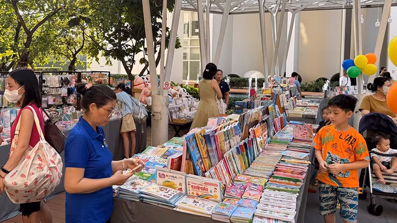 Hội sách khuyến đọc tại chung cư Vista Verde với nhiều tác phẩm thiếu nhi phong phú, hấp dẫn. (Ảnh HUYỀN PHƯƠNG)