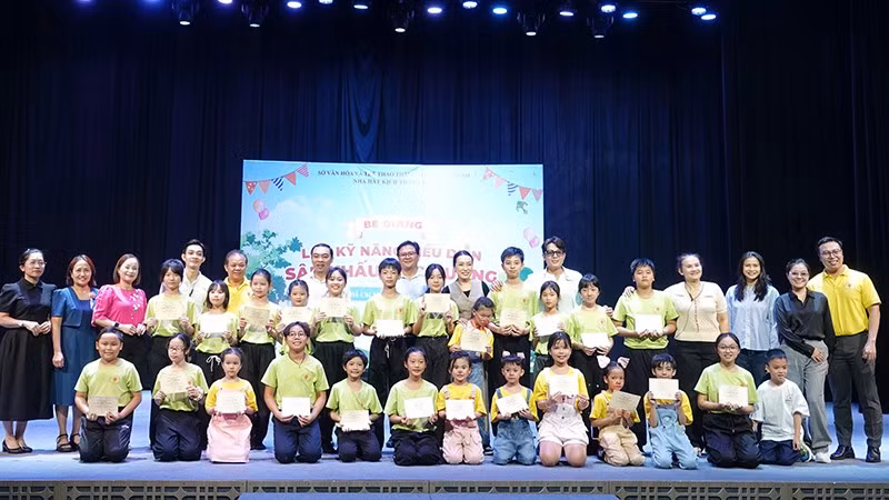 Các đại biểu, diễn viên Nhà hát kịch Thành phố Hồ Chí Minh cùng các em tham gia khóa học chụp ảnh lưu niệm. (Ảnh: LINH ĐOAN)