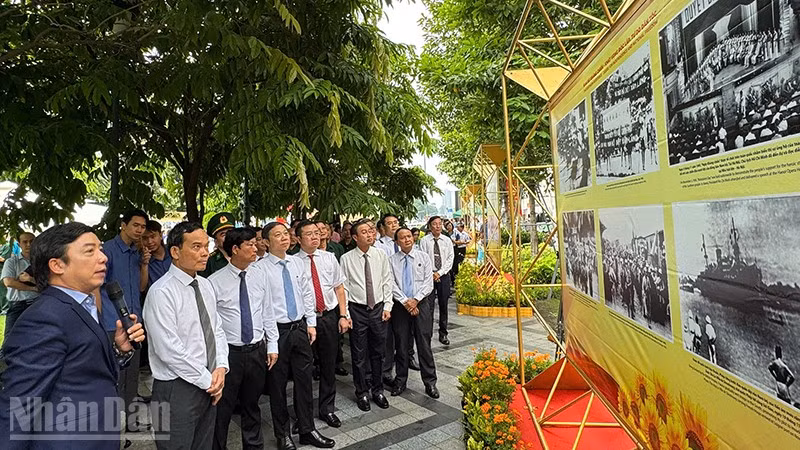 Các đại biểu tham quan triển lãm. (Ảnh: Linh Bảo)