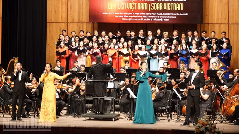 Các nghệ sĩ biểu diễn ca khúc Rạng rỡ Việt Nam (sáng tác Nguyễn Quang Vinh) trong đêm khai mạc. (Ảnh MẠNH HẢO)