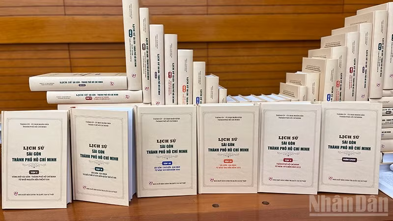 Bộ sách lịch sử Sài Gòn-Thành phố Hồ Chí Minh. (Ảnh: Linh Bảo)
