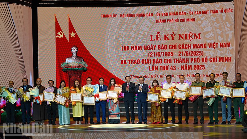 Lãnh đạo Thành phố trao Bằng khen của Chủ tịch Ủy ban nhân dân Thành phố Hồ Chí Minh cho các đơn vị báo chí. (Ảnh: MẠNH HẢO) ndo_bl_dsc02347.jpg